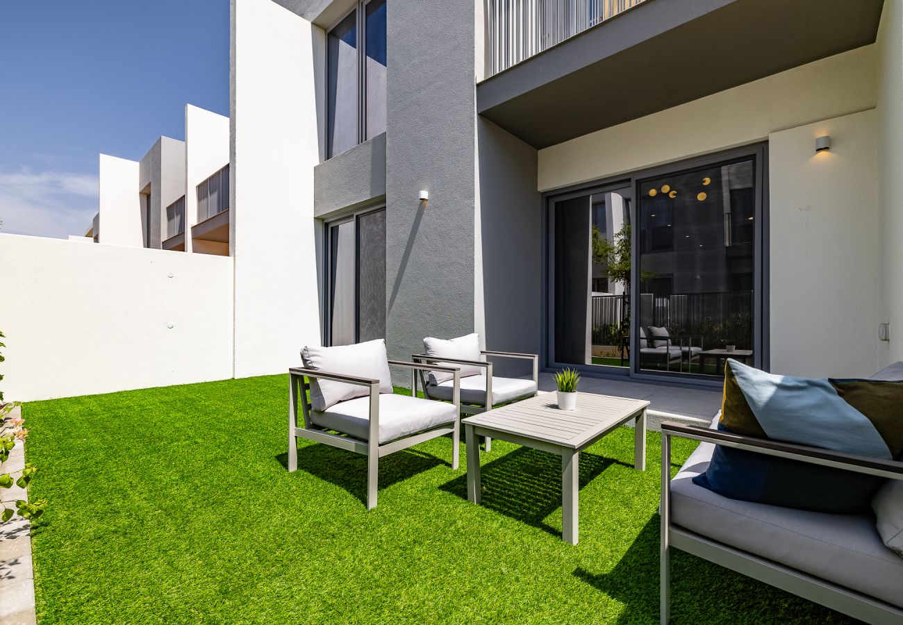 Apartment in Dubai - Elegant villa with 3 BDR I Maid Room I Garden /B51