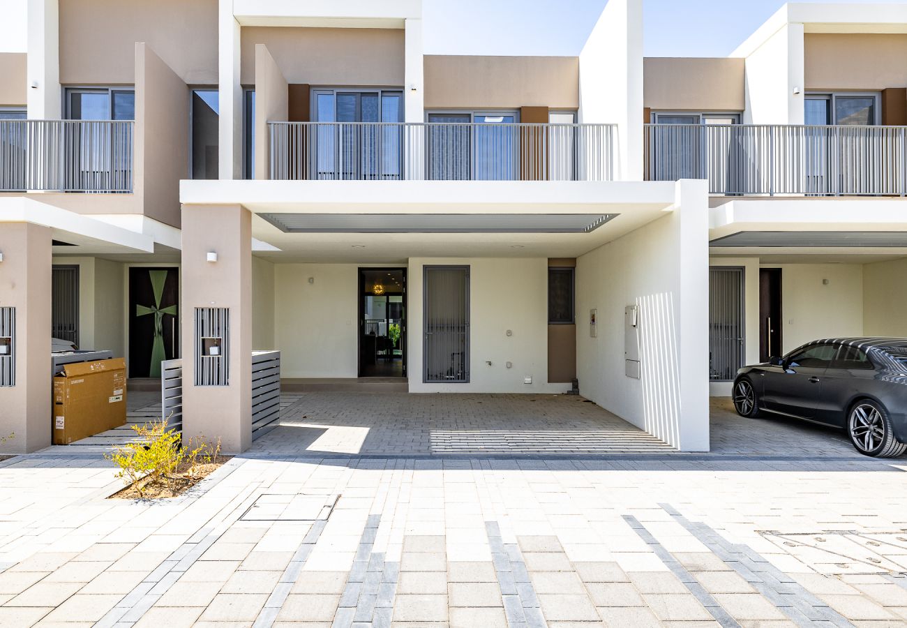 Apartment in Dubai - Elegant villa with 3 BDR I Maid Room I Garden /B67