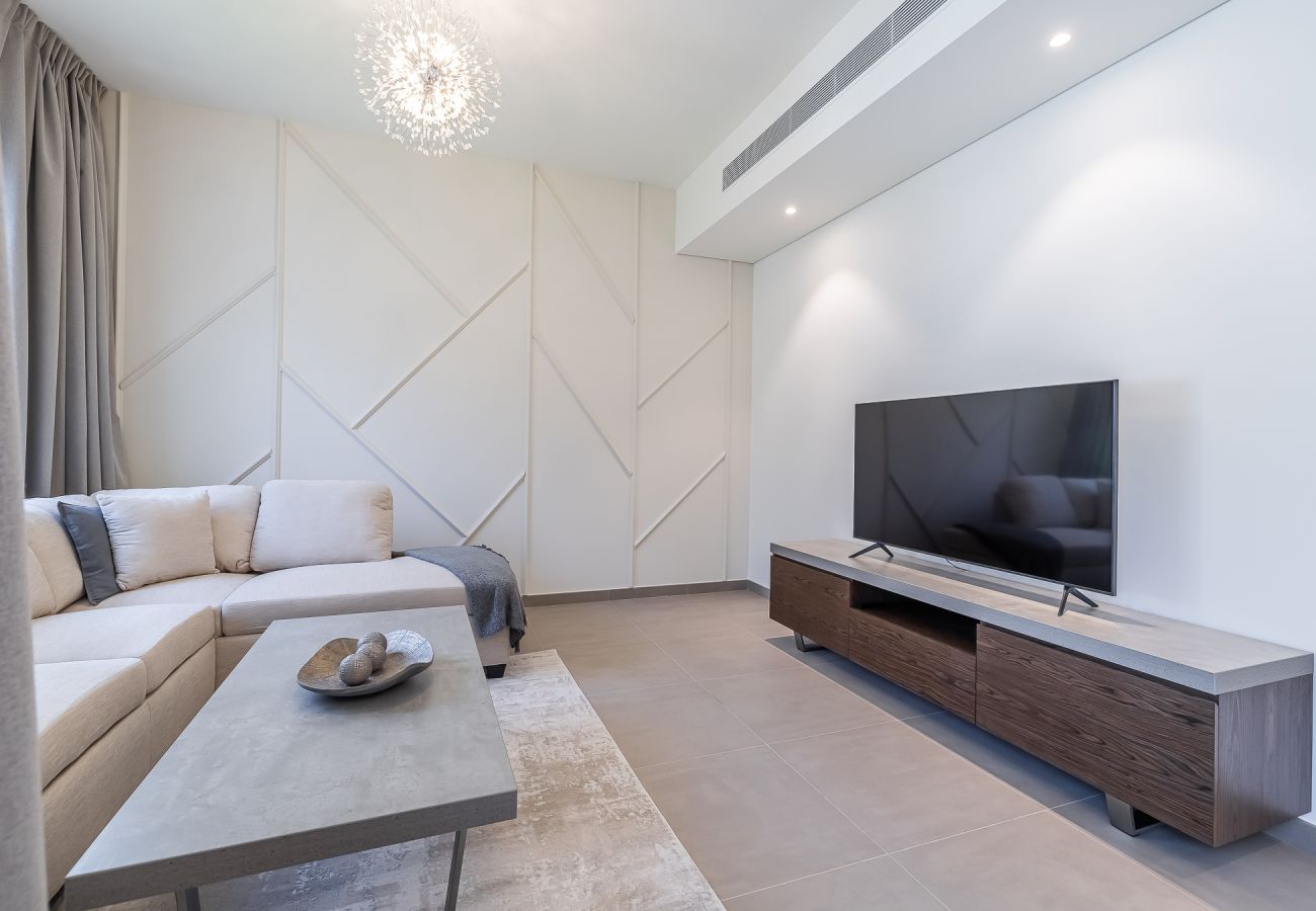 Apartment in Dubai - Elegant villa with 3 BDR I Maid Room I Garden /B67