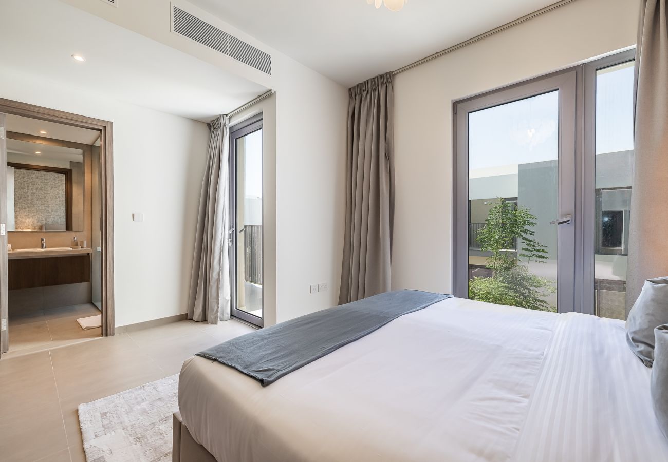 Apartment in Dubai - Elegant villa with 3 BDR I Maid Room I Garden /B67