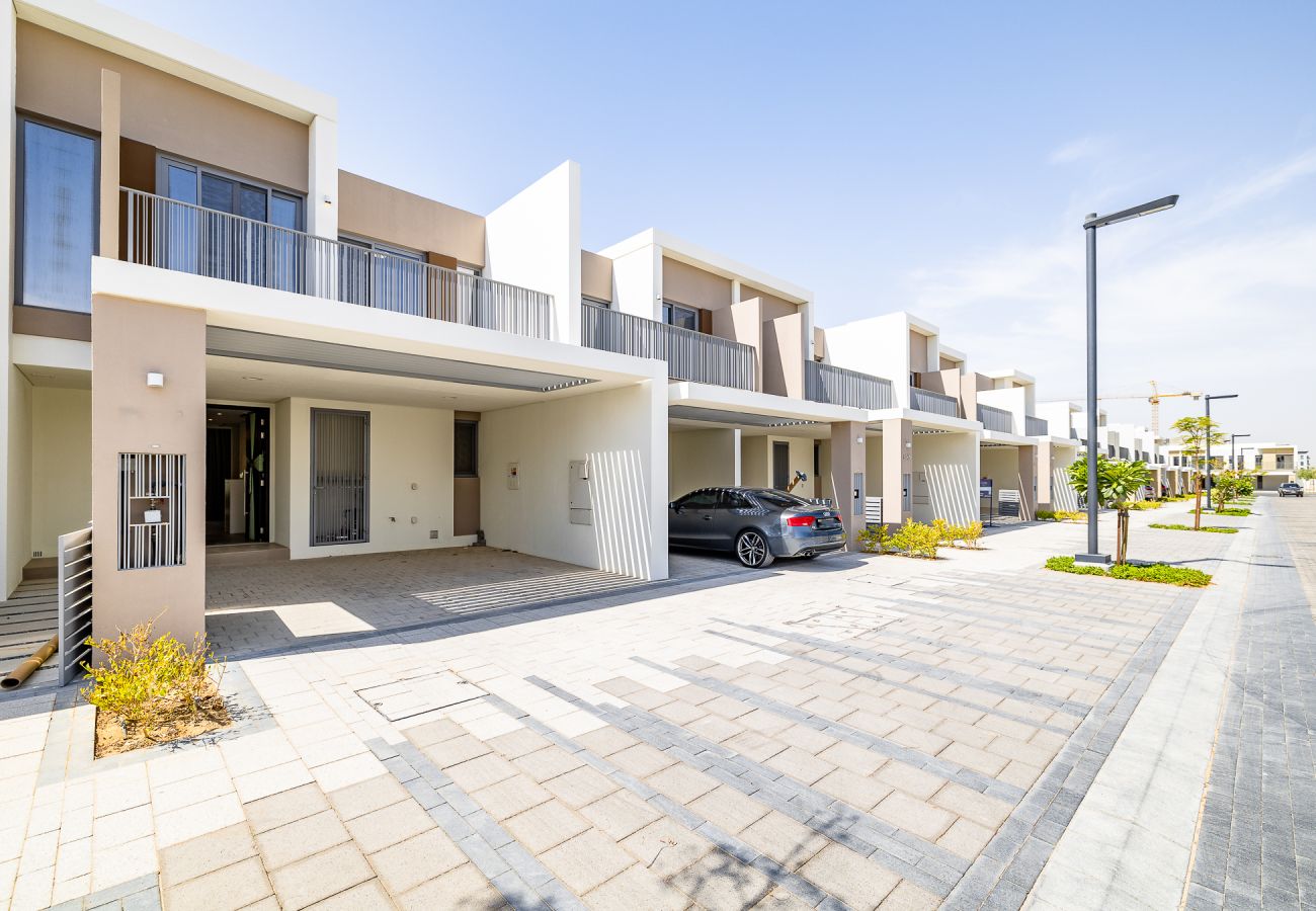 Apartment in Dubai - Elegant villa with 3 BDR I Maid Room I Garden /B67