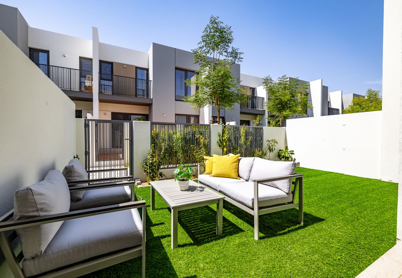 Apartment in Dubai - Elegant villa with 3 BDR I Maid Room I Garden /B67