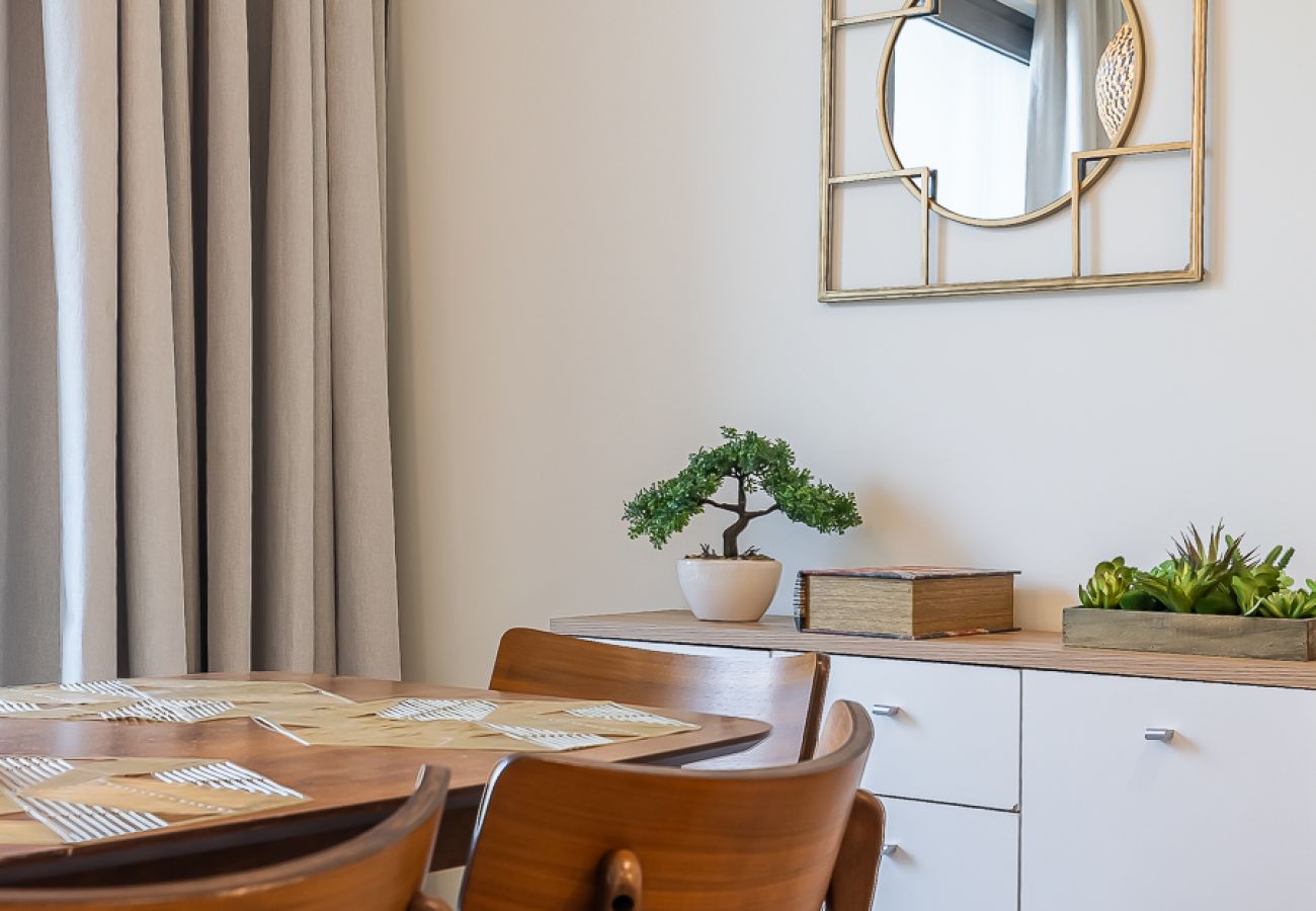 Apartment in Dubai - Exquisite 3-Bedroom Villa in Tilal Al Ghaf with Private Garden and Modern Amenities I B329