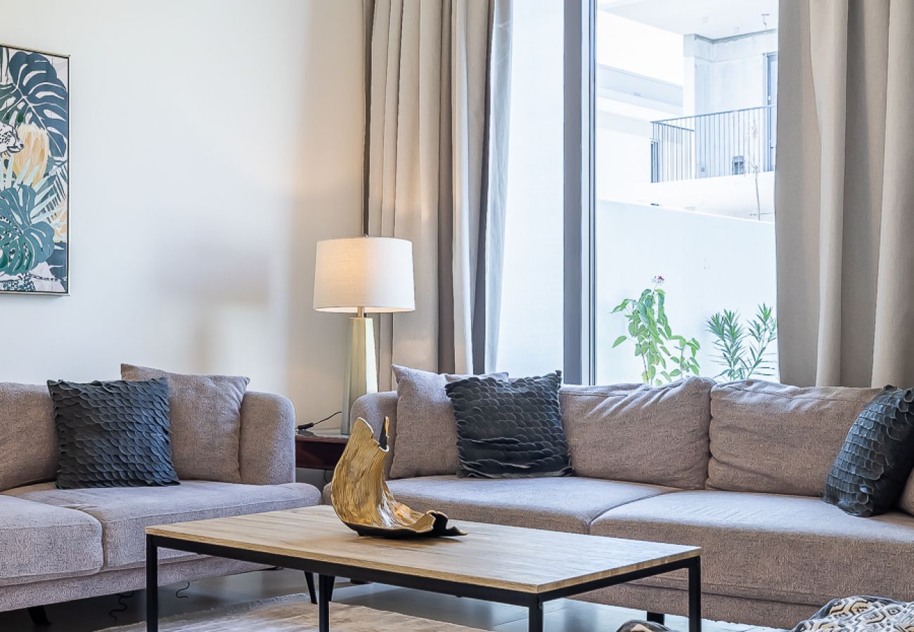 Apartment in Dubai - Exquisite 3-Bedroom Villa in Tilal Al Ghaf with Private Garden and Modern Amenities I B329