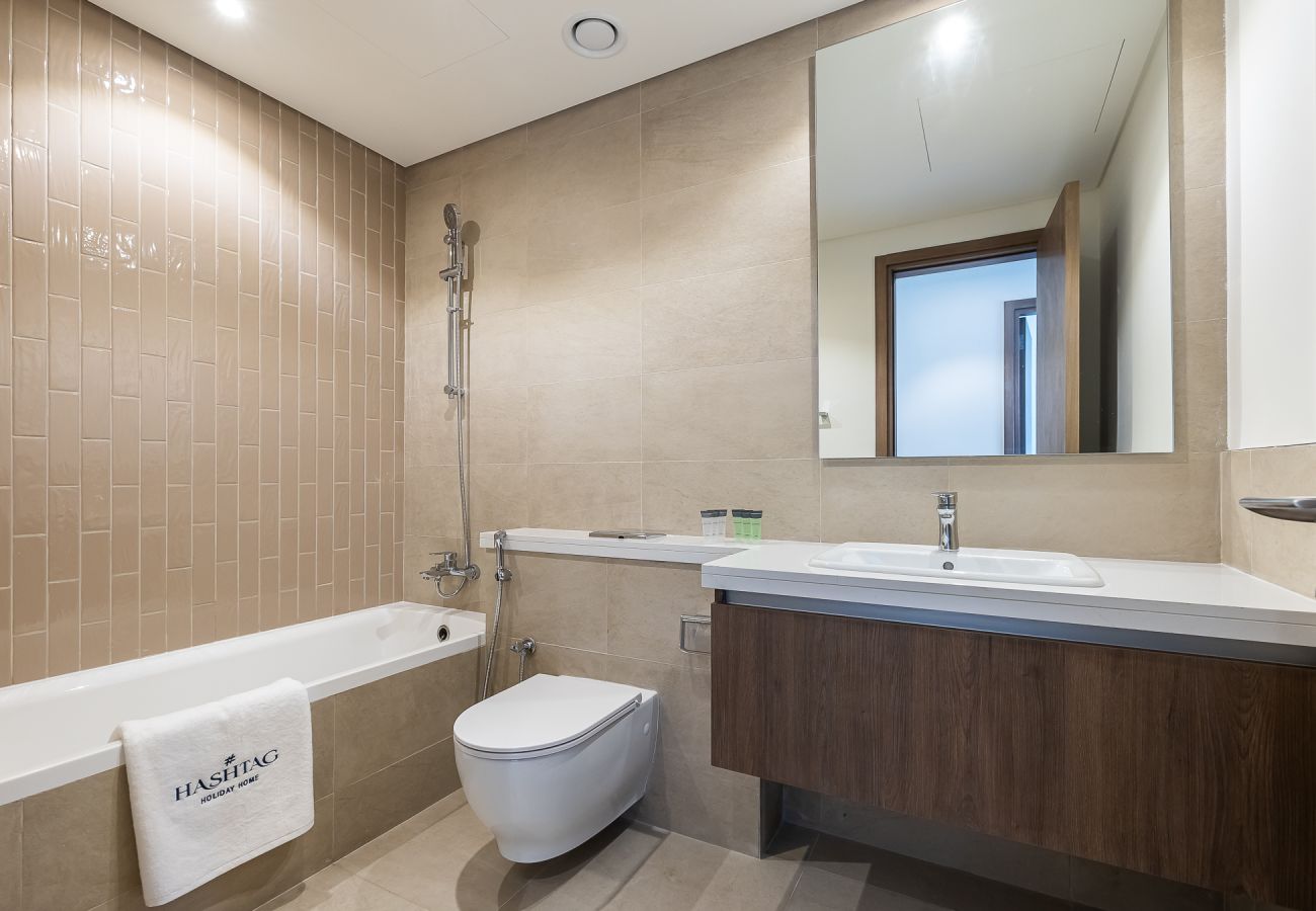 Apartment in Dubai - Exquisite 3-Bedroom Villa in Tilal Al Ghaf with Private Garden and Modern Amenities I B329