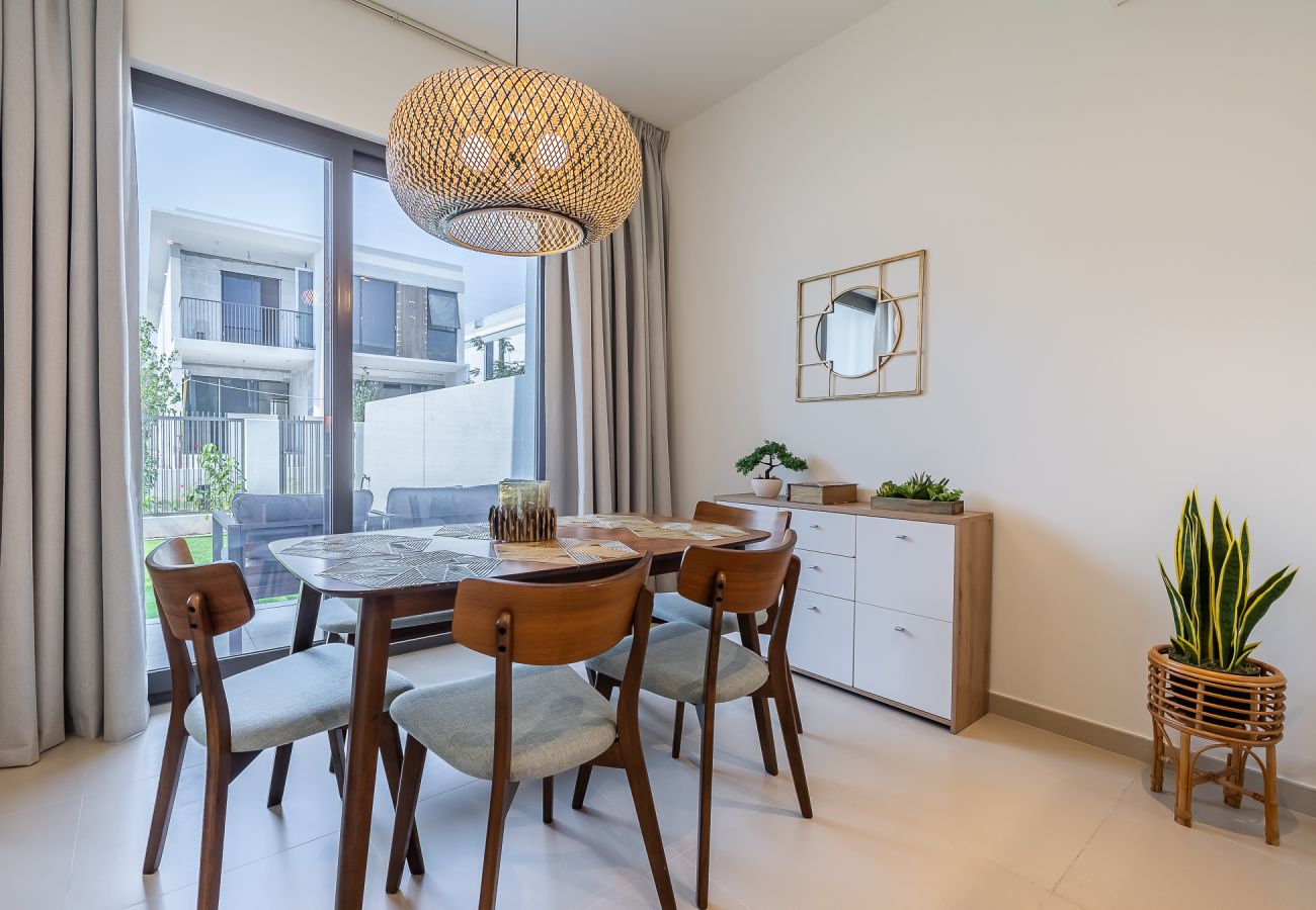 Apartment in Dubai - Exquisite 3-Bedroom Villa in Tilal Al Ghaf with Private Garden and Modern Amenities I B329