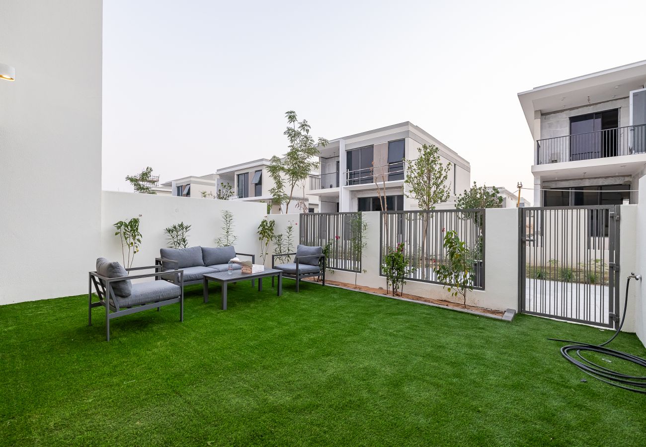 Apartment in Dubai - Exquisite 3-Bedroom Villa in Tilal Al Ghaf with Private Garden and Modern Amenities I B329