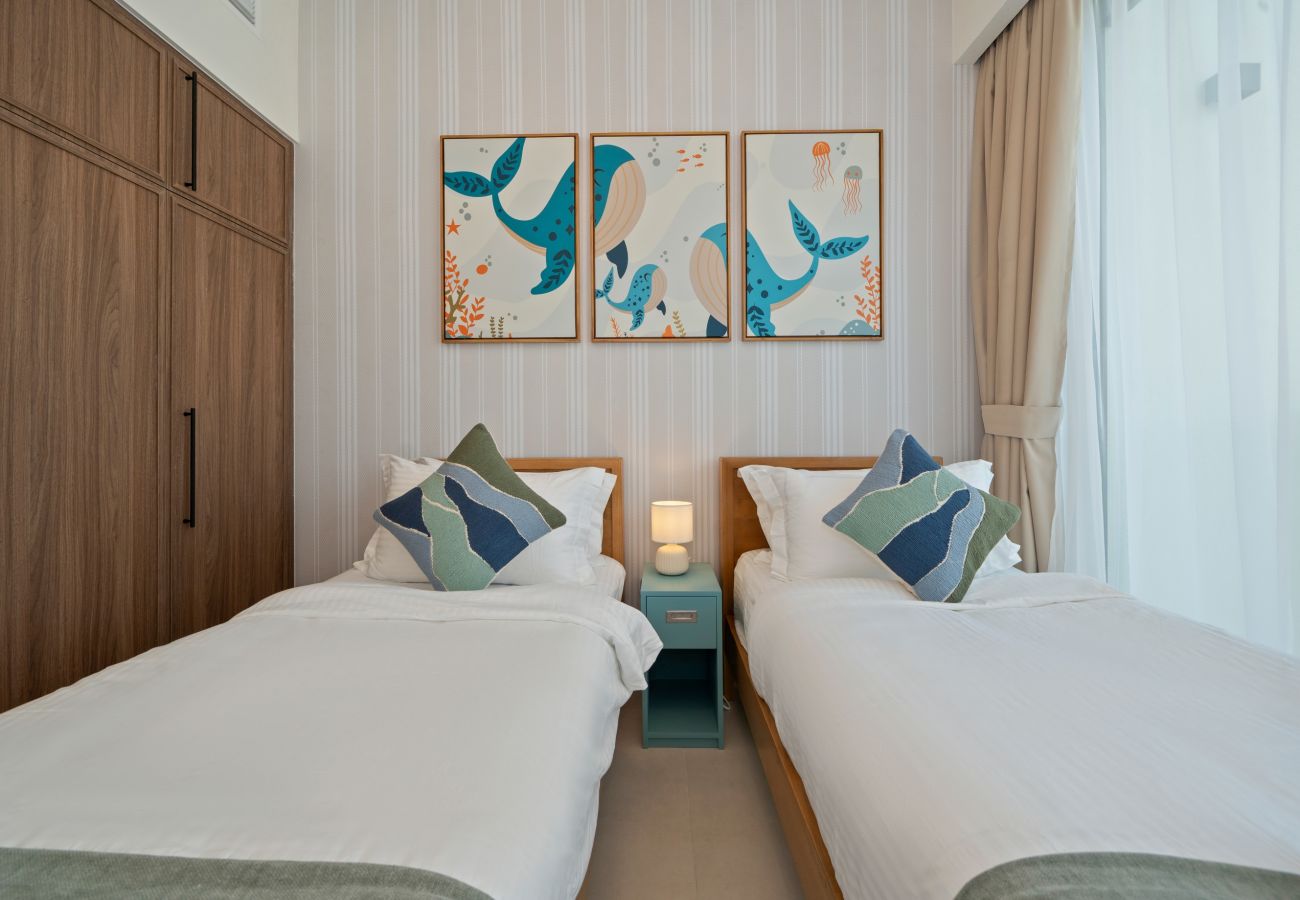 Apartment in Dubai - Spacious 3-Bedroom Townhouse with Maid’s Room & Private Garden