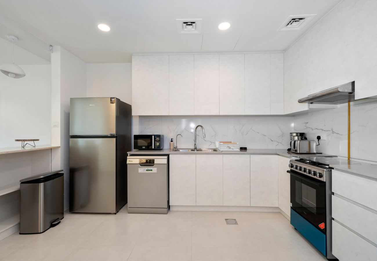 Apartment in Dubai - Spacious 3-Bedroom Townhouse with Maid’s Room & Private Garden