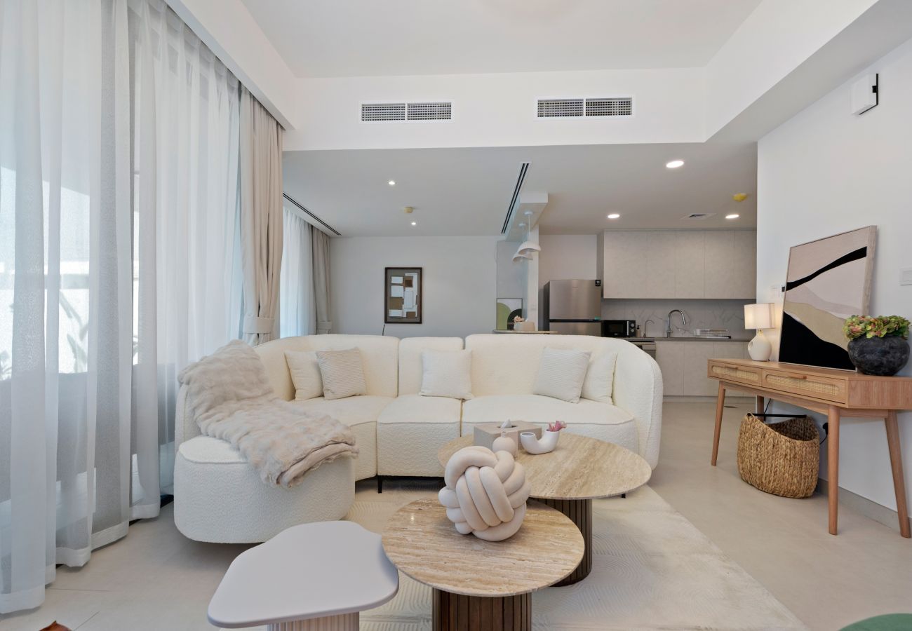 Apartment in Dubai - Spacious 3-Bedroom Townhouse with Maid’s Room & Private Garden