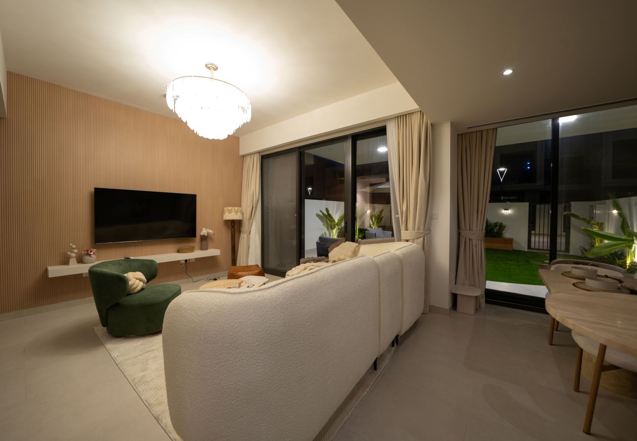 Apartment in Dubai - Spacious 3-Bedroom Townhouse with Maid’s Room & Private Garden