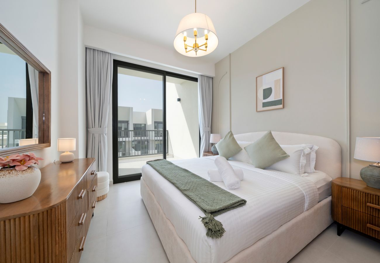 Apartment in Dubai - Spacious 3-Bedroom Townhouse with Maid’s Room & Private Garden