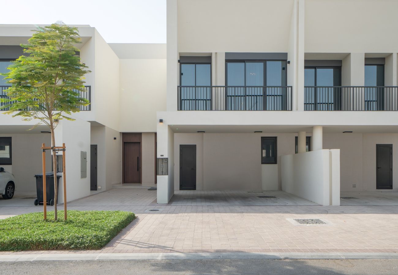 Apartment in Dubai - Spacious 3-Bedroom Townhouse with Maid’s Room & Private Garden