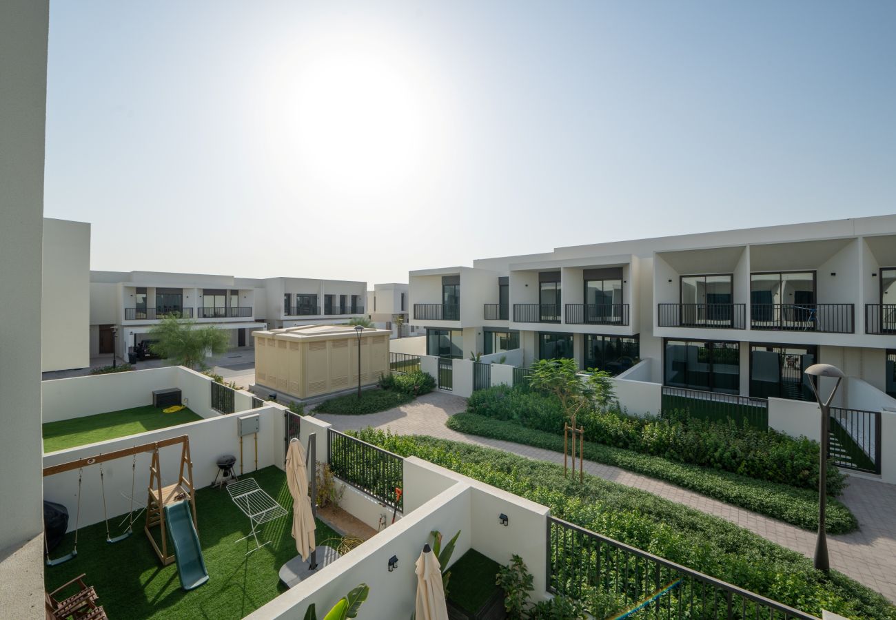 Apartment in Dubai - Spacious 3-Bedroom Townhouse with Maid’s Room & Private Garden