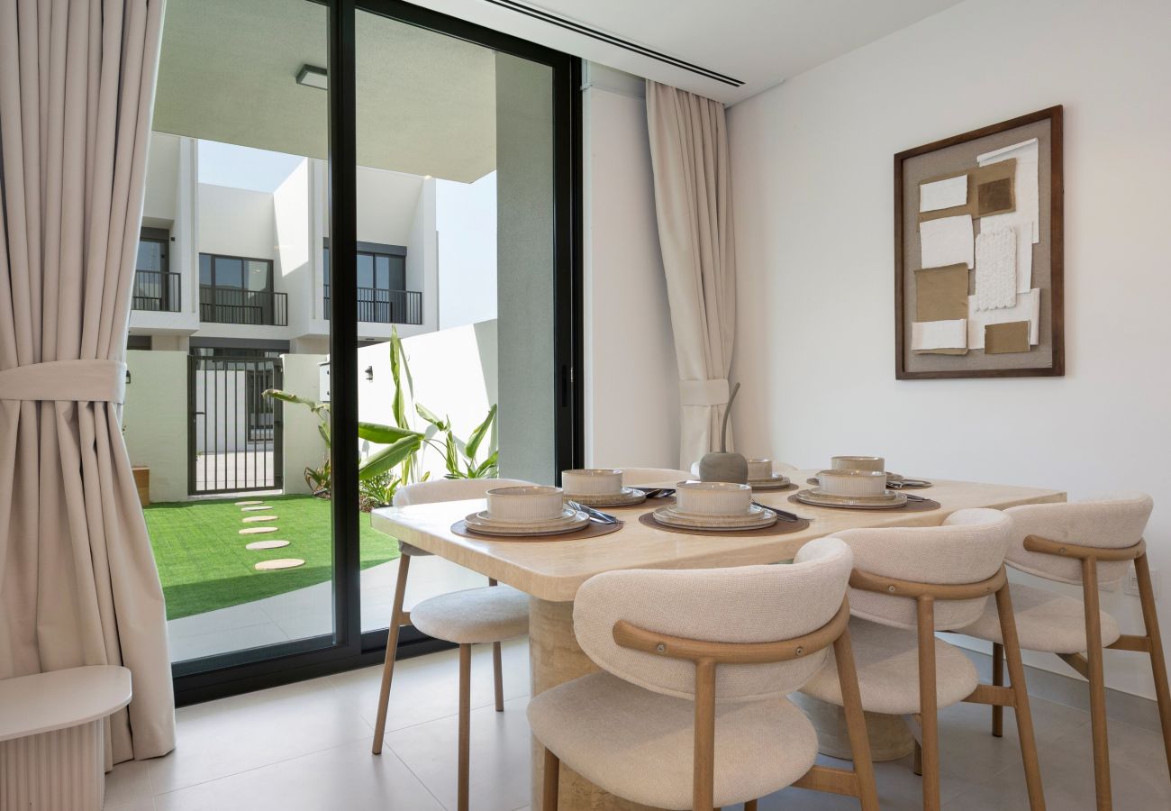 Apartment in Dubai - Spacious 3-Bedroom Townhouse with Maid’s Room & Private Garden