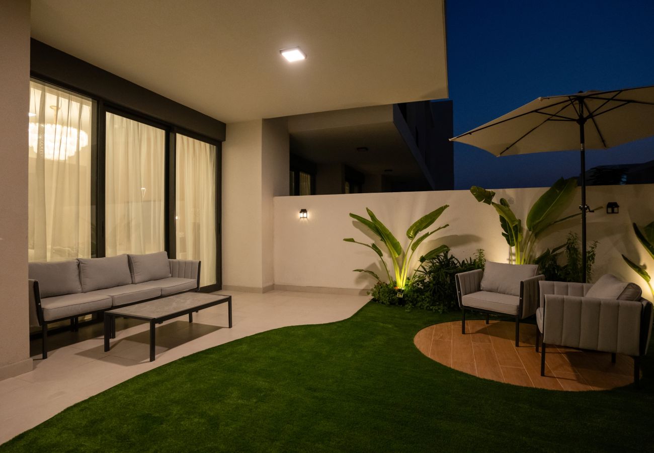 Apartment in Dubai - Spacious 3-Bedroom Townhouse with Maid’s Room & Private Garden