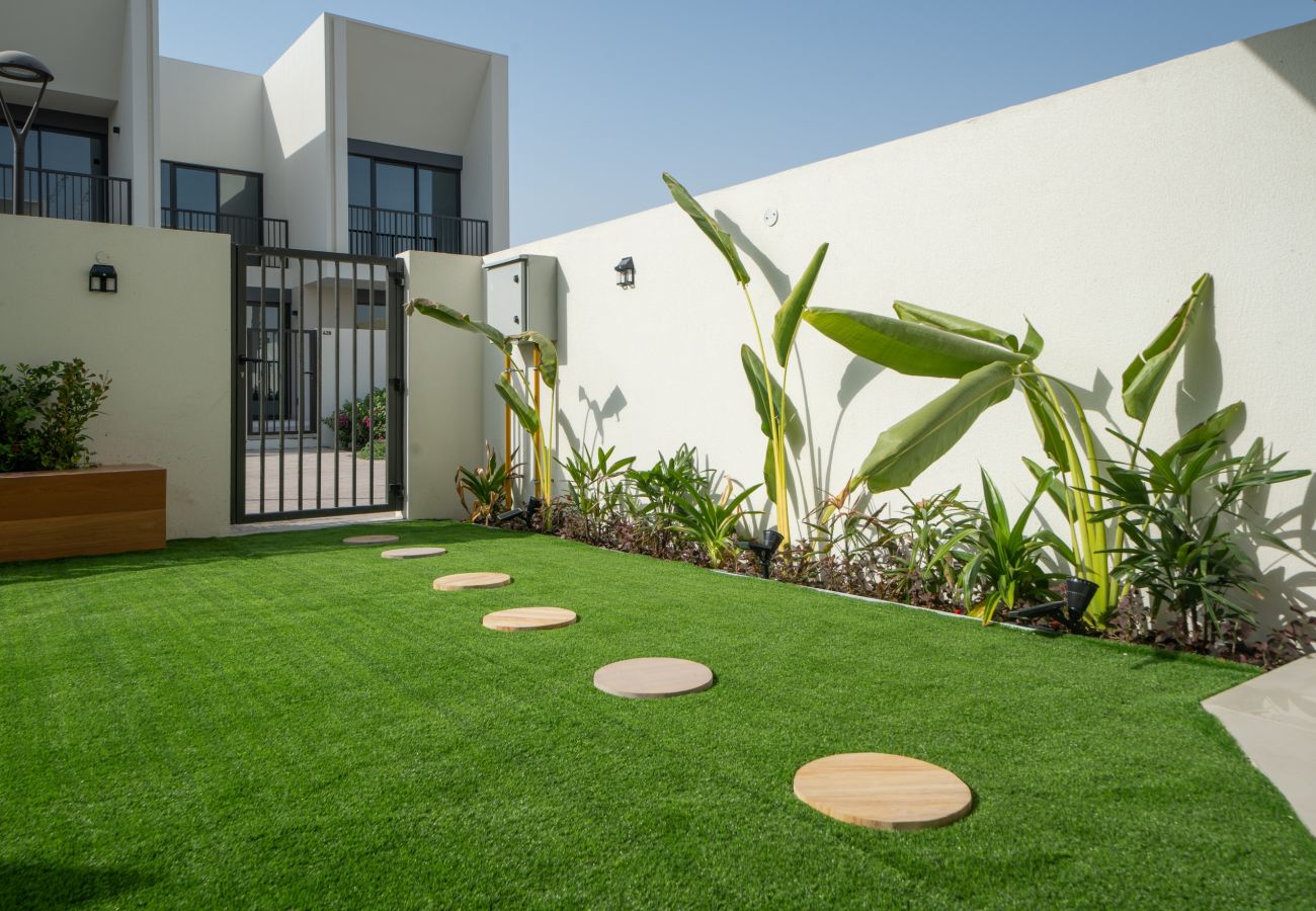 Apartment in Dubai - Spacious 3-Bedroom Townhouse with Maid’s Room & Private Garden