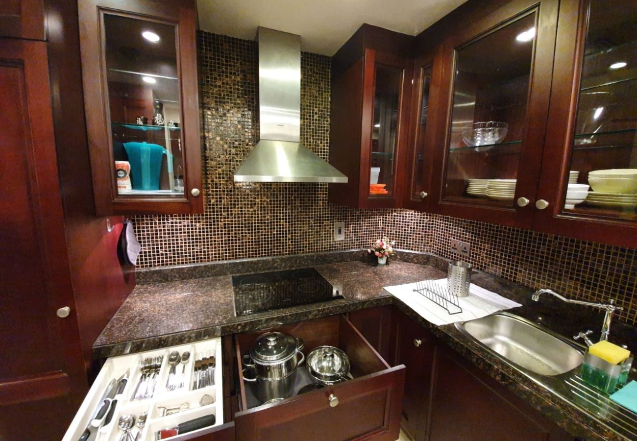 Apartment in Dubai - Beautiful 1 Bedroom Apartment/Close to Dubai Mall