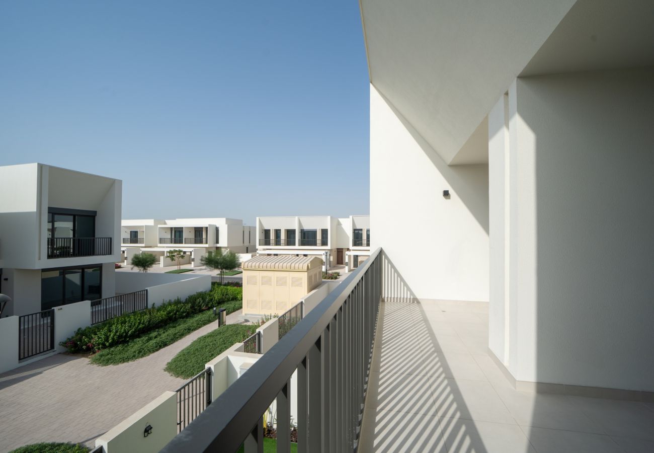 Terraced House in Dubai - Modern 3-Bedroom Townhouse with Maid’s Room & Private Garden