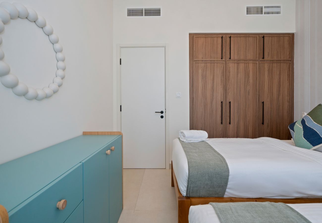 Terraced House in Dubai - Modern 3-Bedroom Townhouse with Maid’s Room & Private Garden