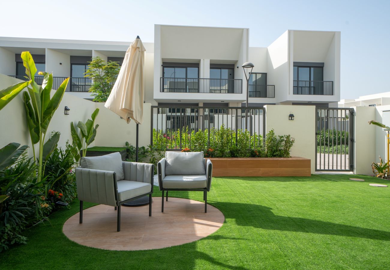 Terraced House in Dubai - Modern 3-Bedroom Townhouse with Maid’s Room & Private Garden