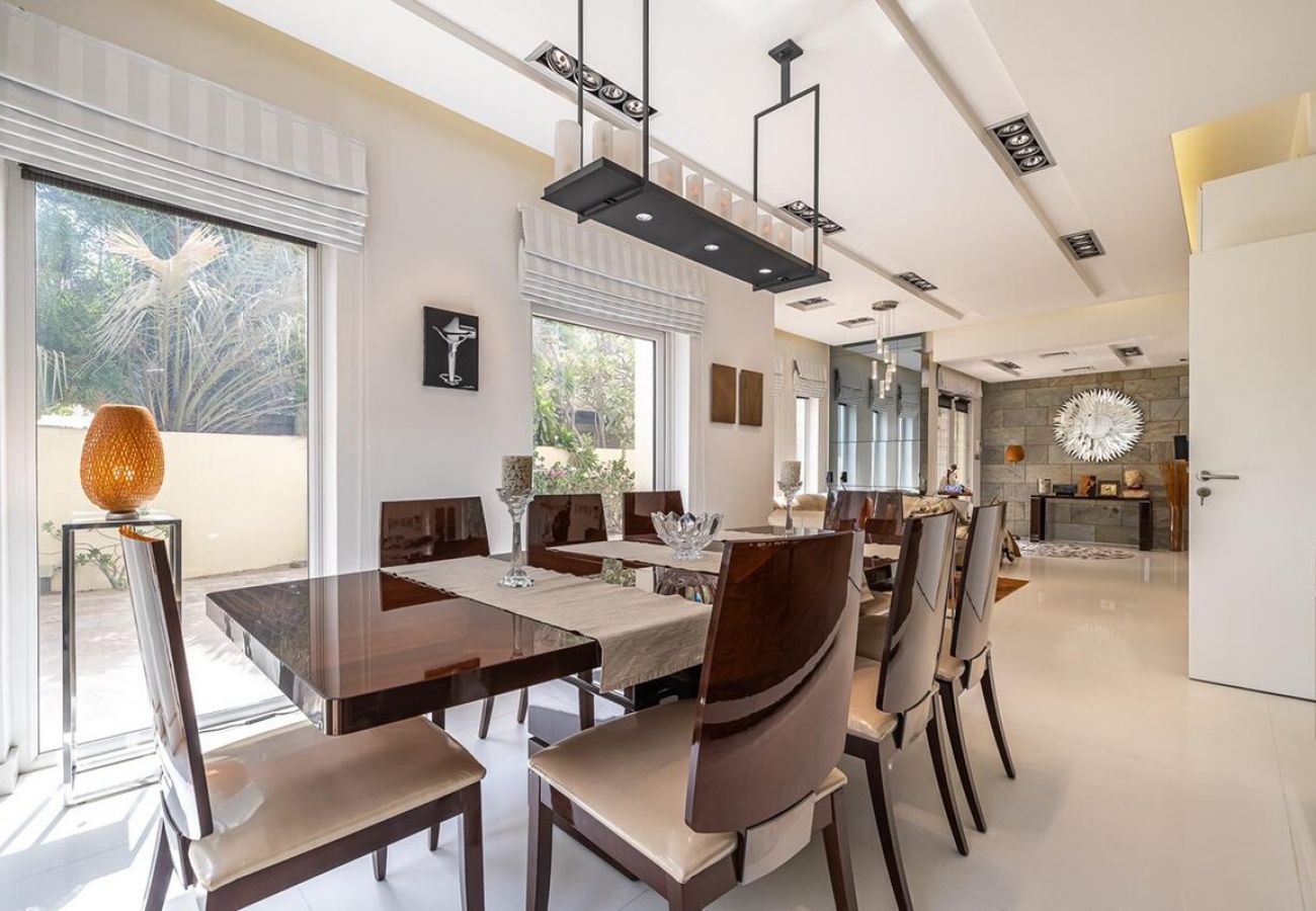 Villa in Dubai -  Luxury Villa in The Springs with Private Garden 