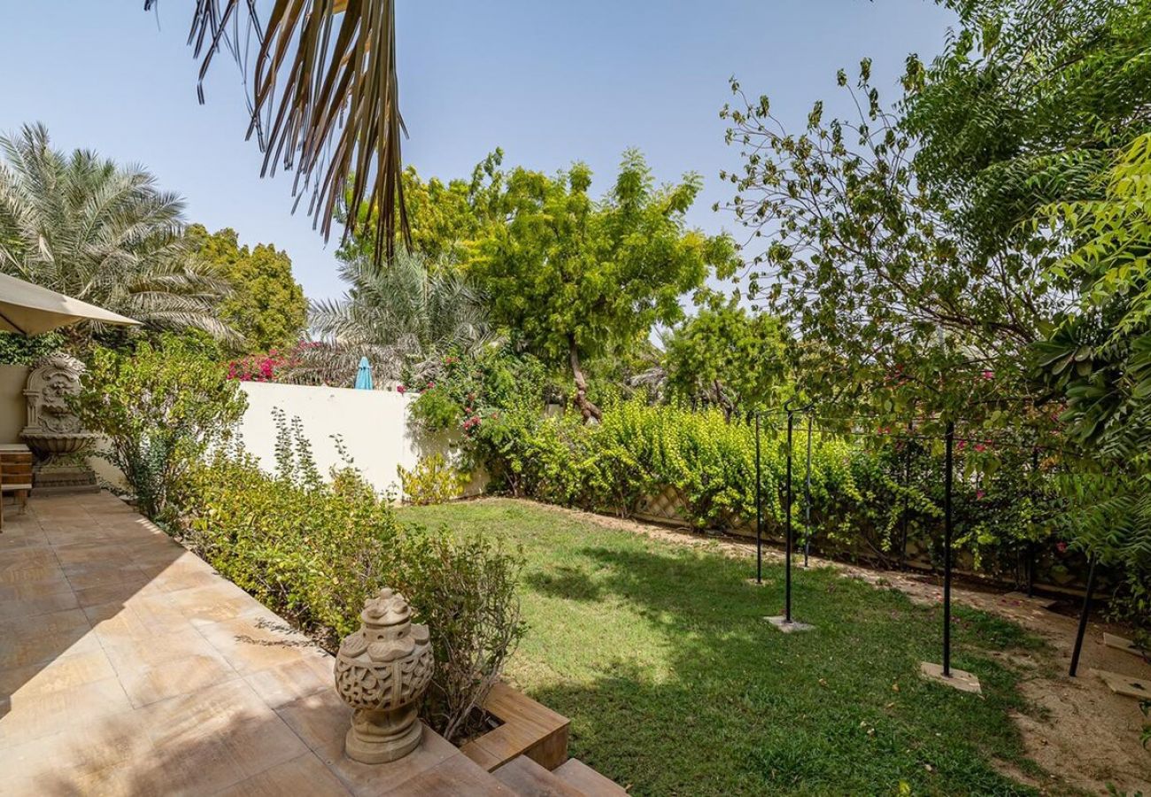 Villa in Dubai -  Luxury Villa in The Springs with Private Garden 