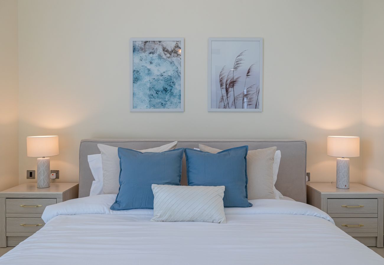 Apartment in Dubai - 117 / 2BDR + maid room / Sea view /Beach access  