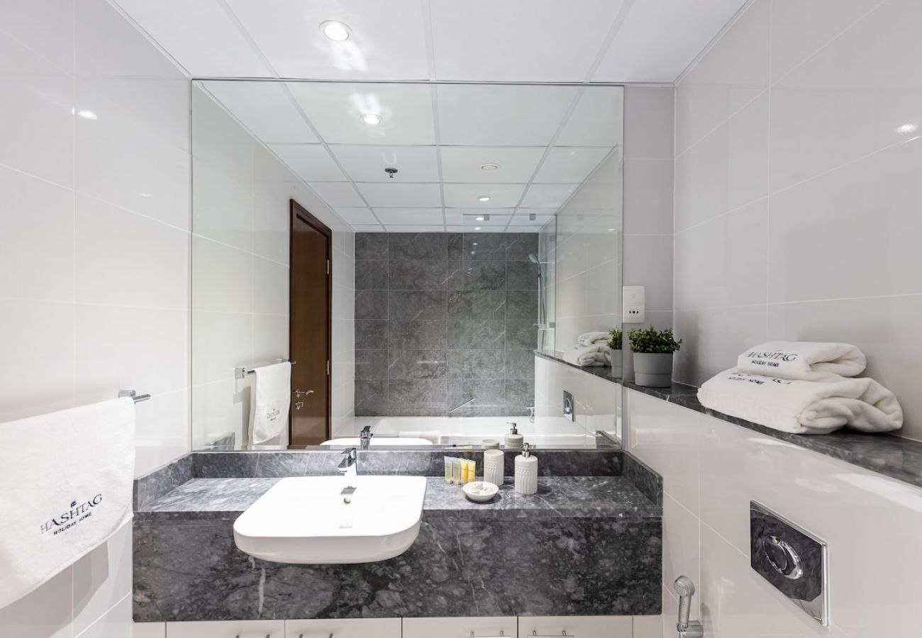 Apartment in Dubai - Superb 1-Bedroom Apartment in Amna Tower – Stunning Views of Burj Khalifa & Business Bay