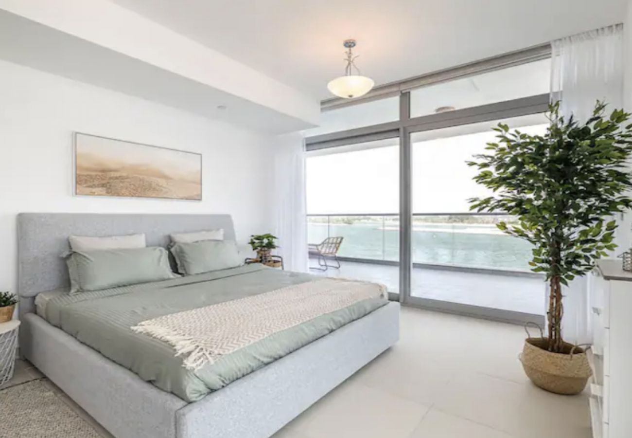 Apartment in Dubai - 317 / 2BDR+maid room / Sea view / The Palm 