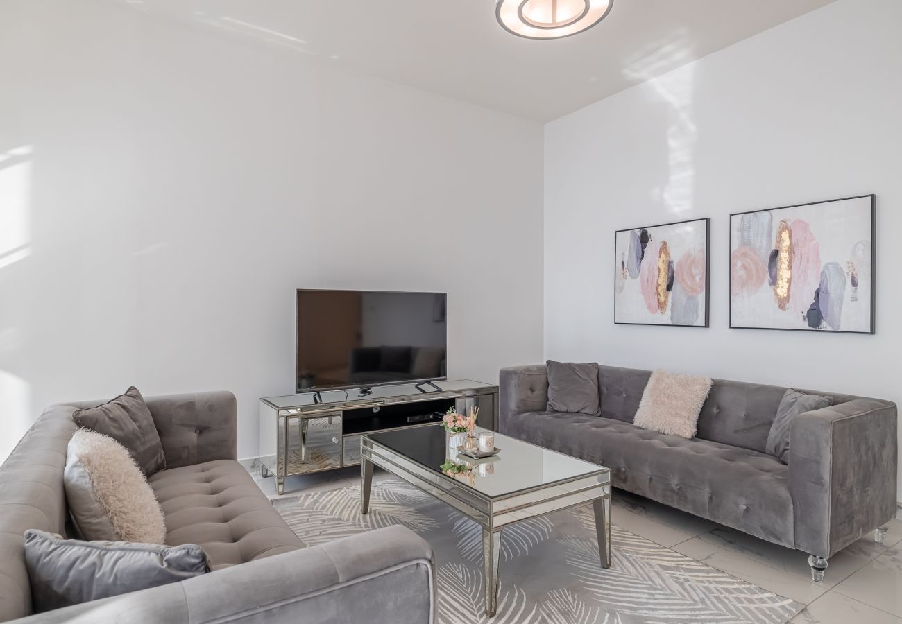 Apartment in Dubai - Spacious  3BDR + maid room / Business Bay /Noora Tower 