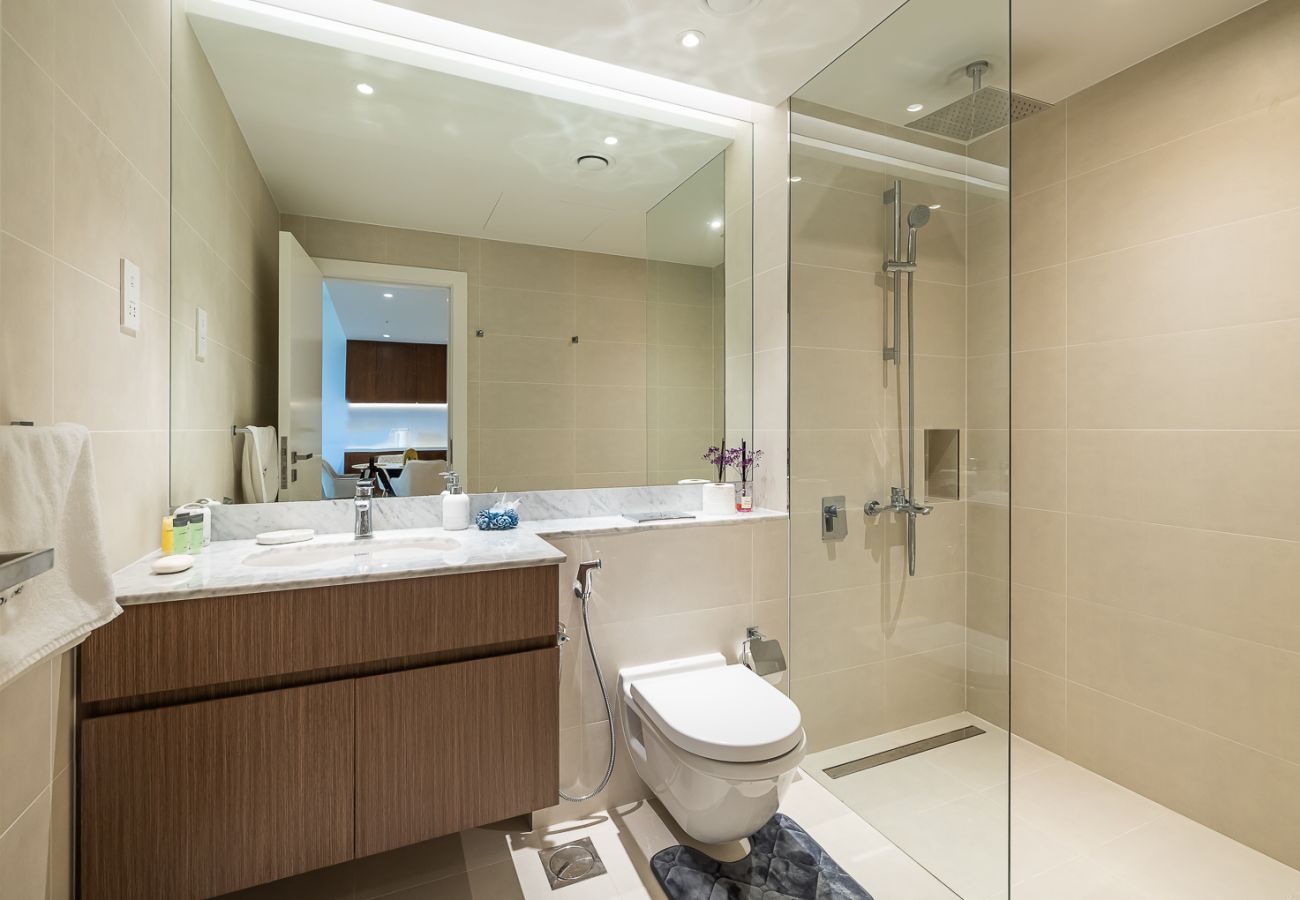 Apartment in Dubai - Chic 1-Bedroom Apartment with Stunning Views in La Mer