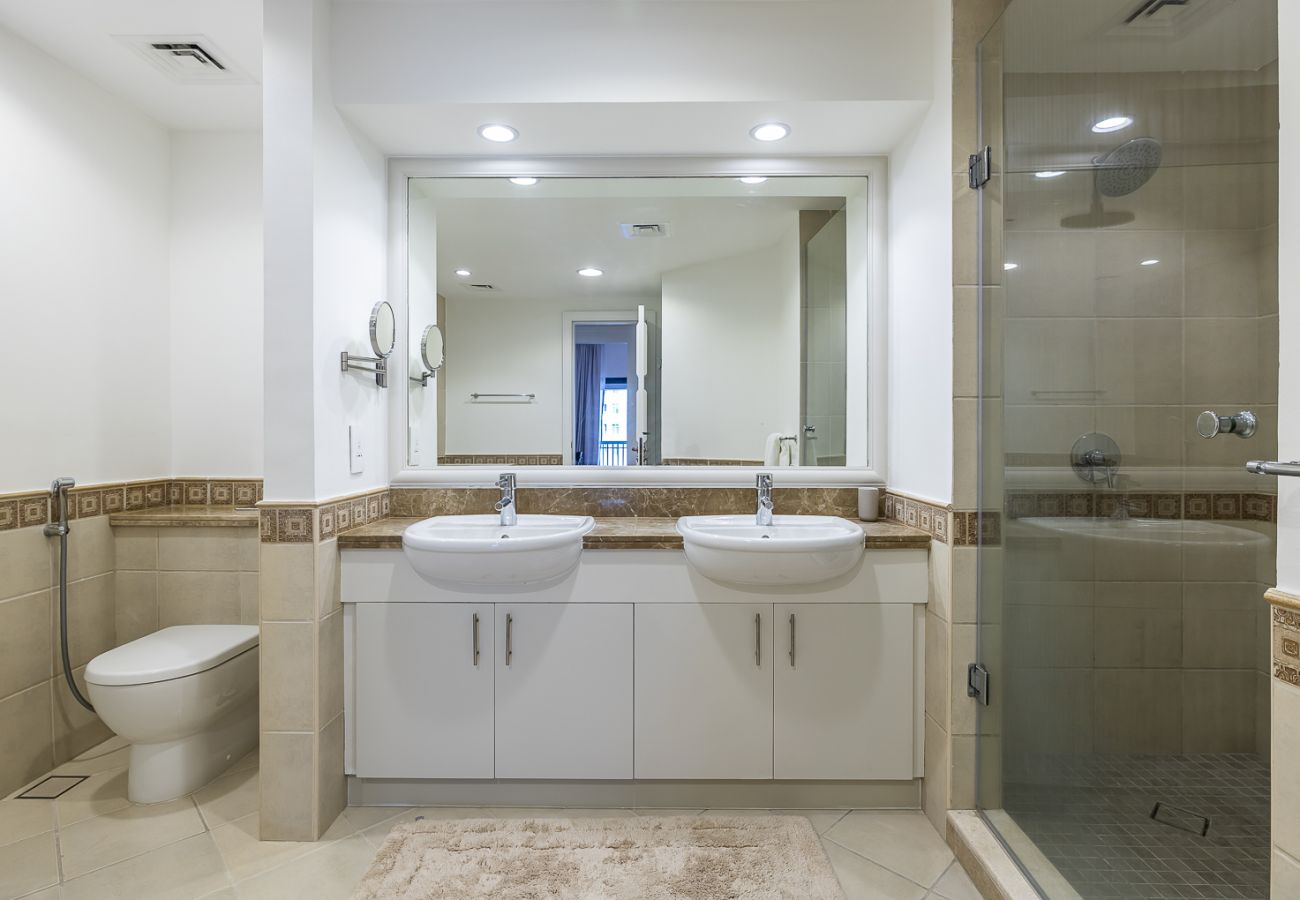 Apartment in Dubai - Spacious 2-Bedroom Apartment with Balcony on The Palm – Golden Mile 509 