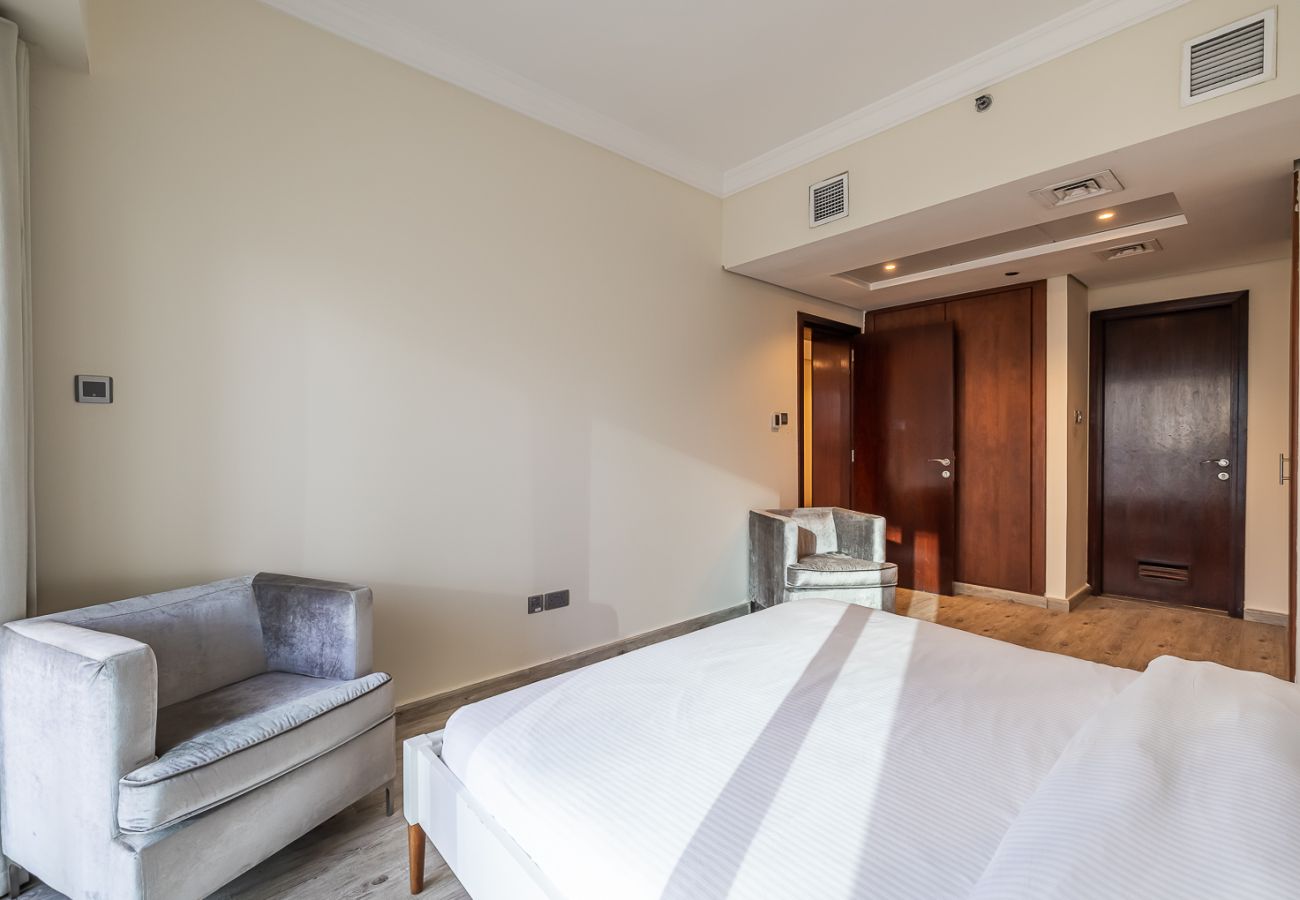 Apartment in Dubai - Stylish 1-Bedroom Apartment with Lake Views in JLT – Lake View Tower