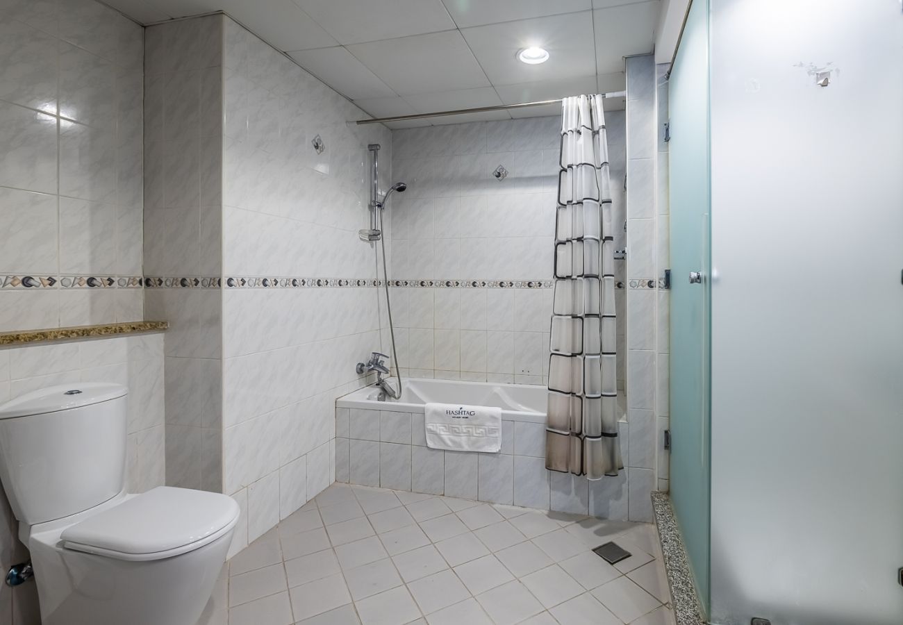 Apartment in Dubai - Stylish 1-Bedroom Apartment with Lake Views in JLT – Lake View Tower