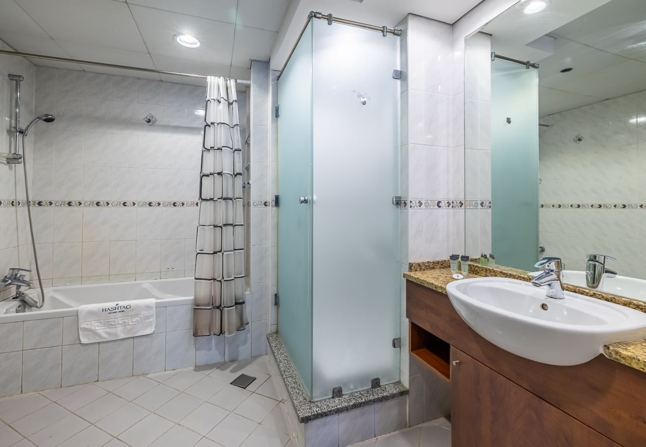 Apartment in Dubai - Stylish 1-Bedroom Apartment with Lake Views in JLT – Lake View Tower