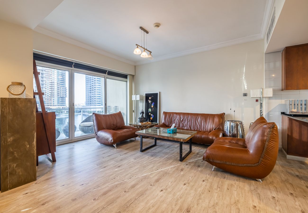 Apartment in Dubai - Stylish 1-Bedroom Apartment with Lake Views in JLT – Lake View Tower