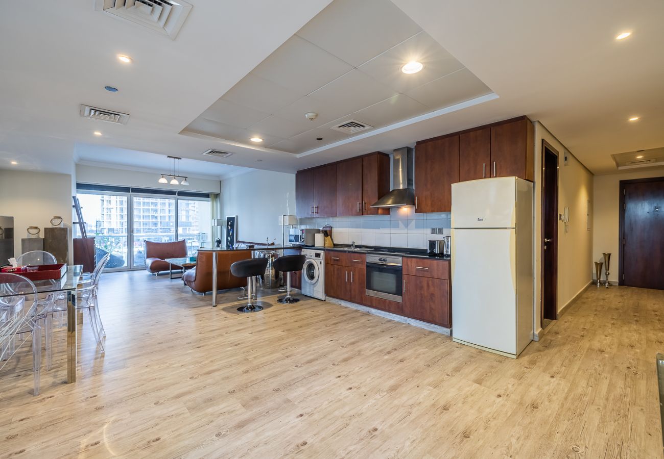 Apartment in Dubai - Stylish 1-Bedroom Apartment with Lake Views in JLT – Lake View Tower