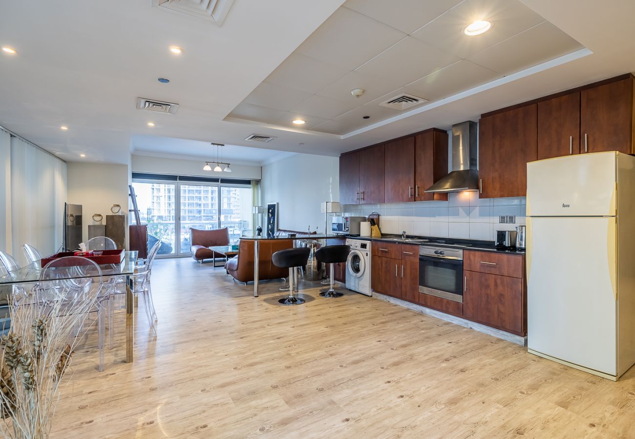 Apartment in Dubai - Stylish 1-Bedroom Apartment with Lake Views in JLT – Lake View Tower