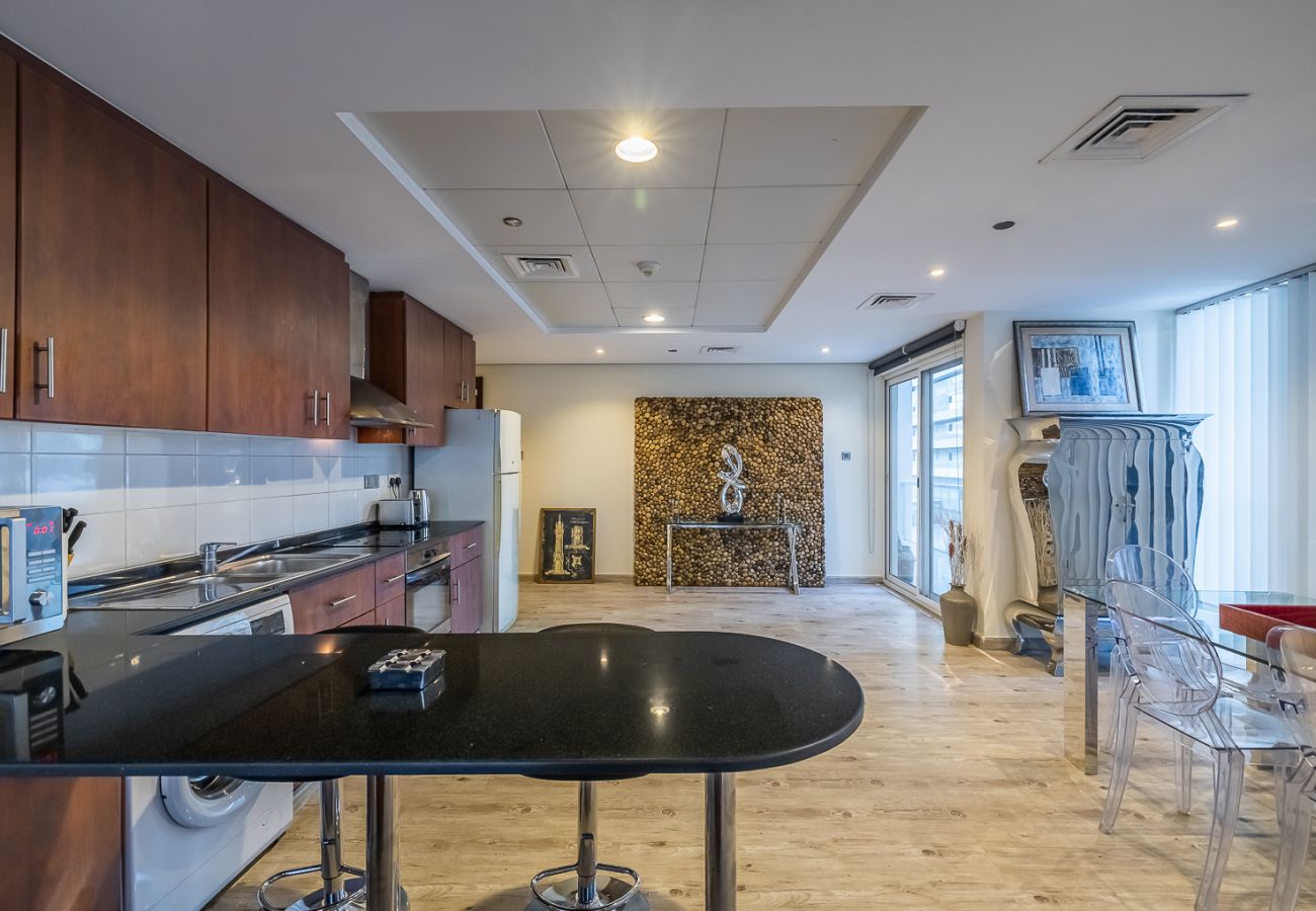 Apartment in Dubai - Stylish 1-Bedroom Apartment with Lake Views in JLT – Lake View Tower