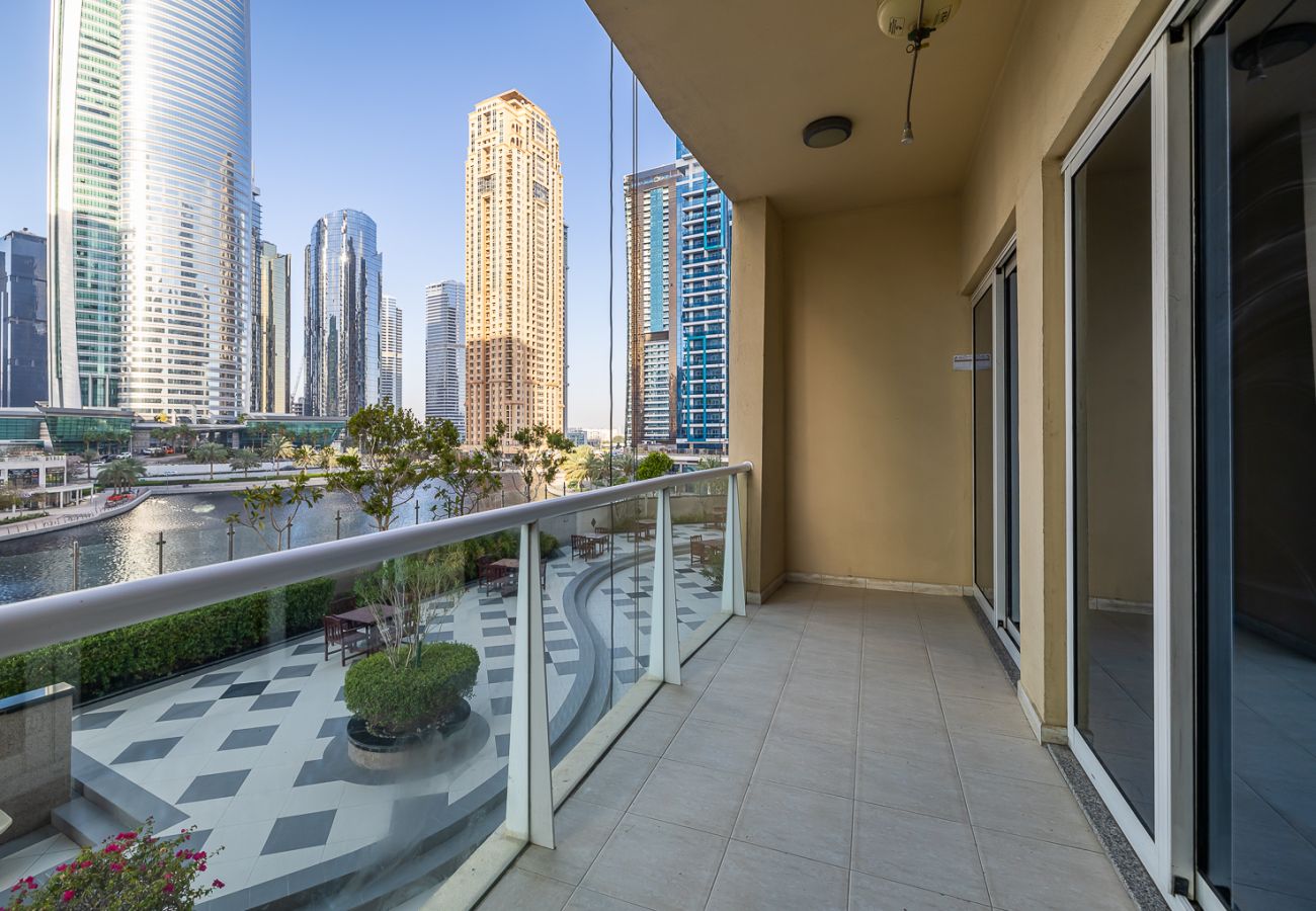 Apartment in Dubai - Stylish 1-Bedroom Apartment with Lake Views in JLT – Lake View Tower