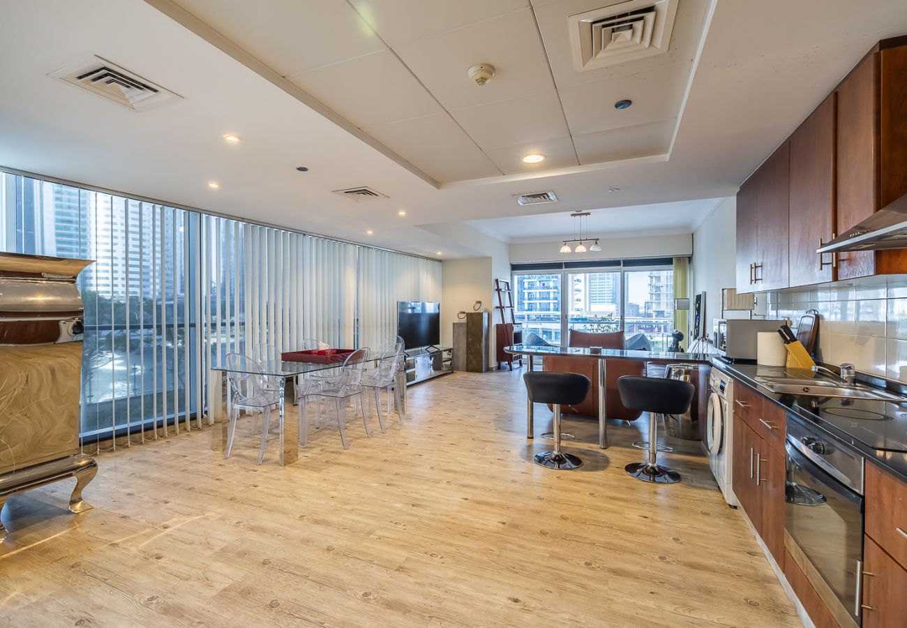 Apartment in Dubai - Stylish 1-Bedroom Apartment with Lake Views in JLT – Lake View Tower