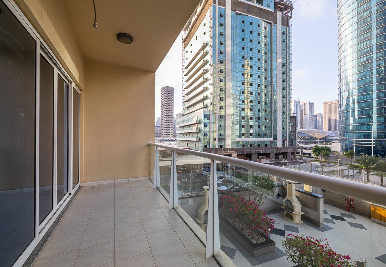 Apartment in Dubai - Stylish 1-Bedroom Apartment with Lake Views in JLT – Lake View Tower