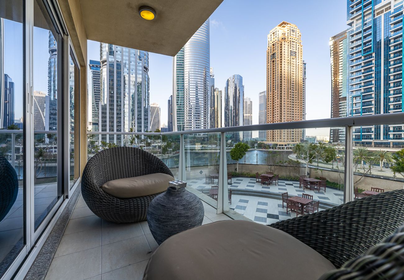 Apartment in Dubai - Stylish 1-Bedroom Apartment with Lake Views in JLT – Lake View Tower