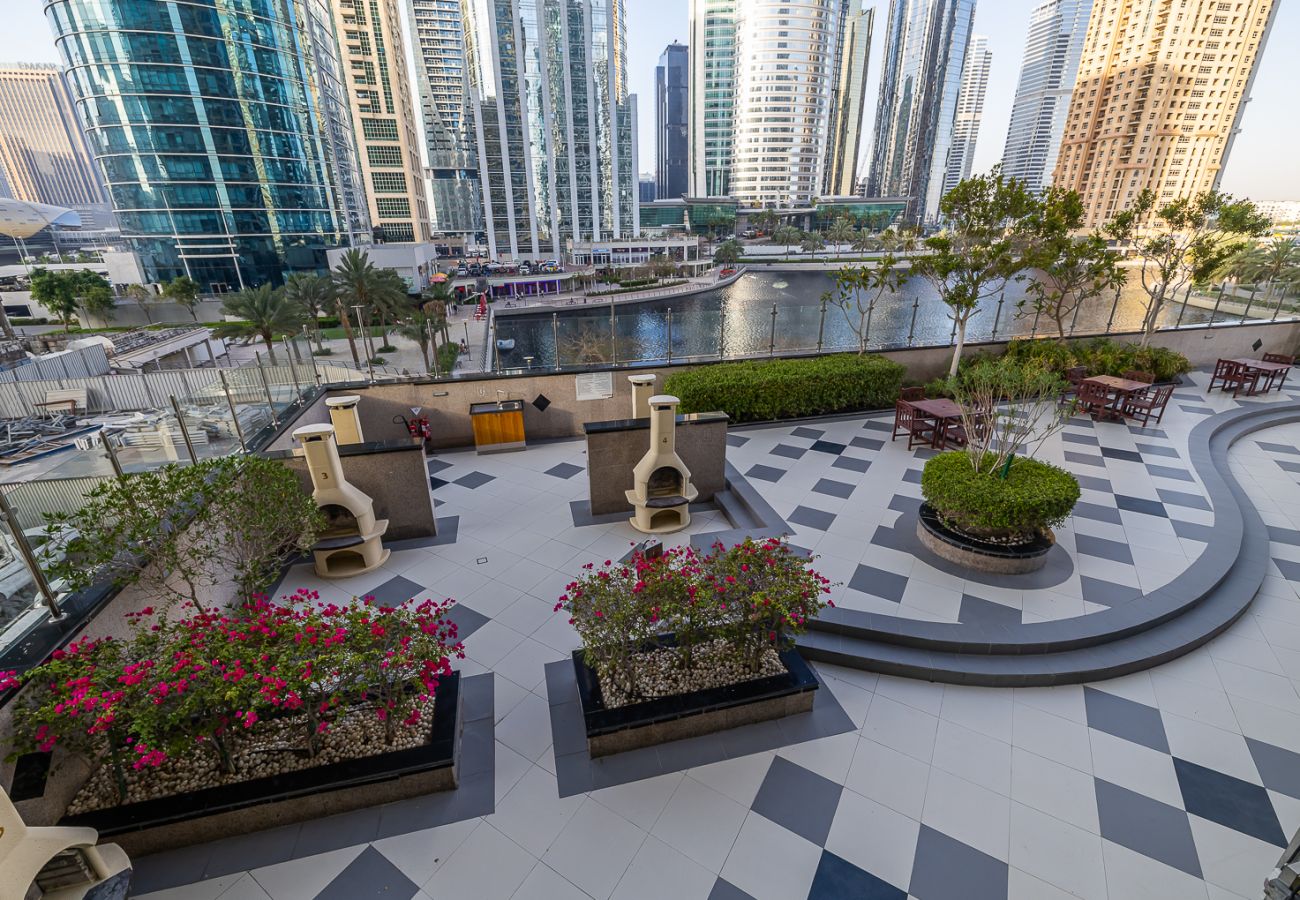Apartment in Dubai - Stylish 1-Bedroom Apartment with Lake Views in JLT – Lake View Tower