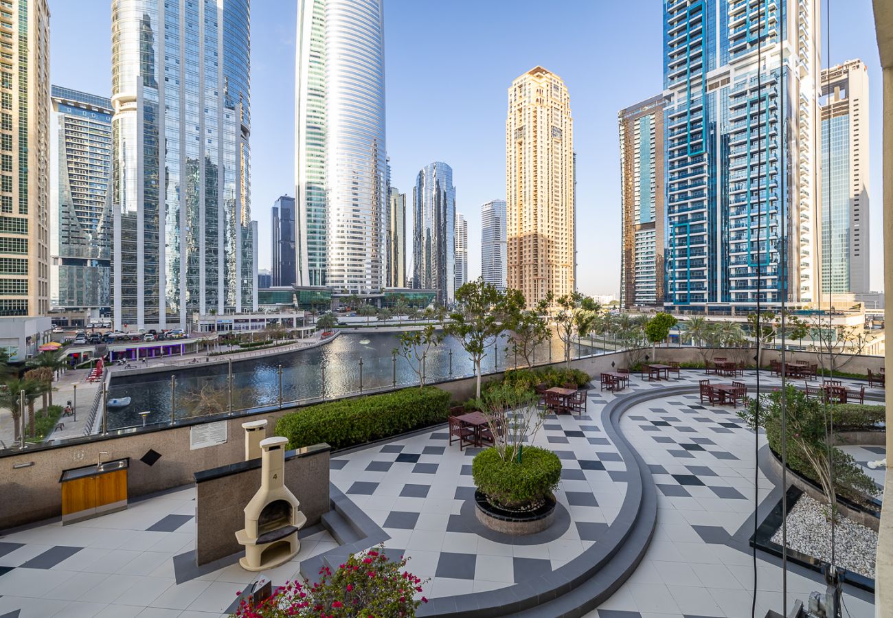 Apartment in Dubai - Stylish 1-Bedroom Apartment with Lake Views in JLT – Lake View Tower