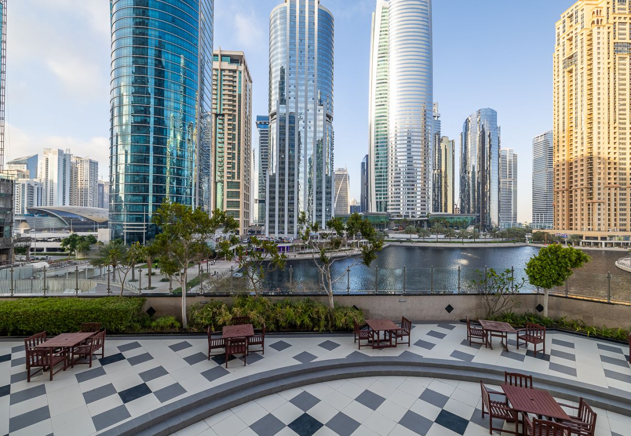 Apartment in Dubai - Stylish 1-Bedroom Apartment with Lake Views in JLT – Lake View Tower