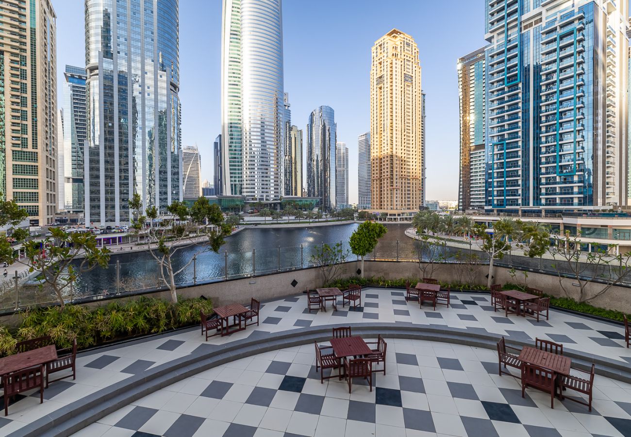 Apartment in Dubai - Stylish 1-Bedroom Apartment with Lake Views in JLT – Lake View Tower
