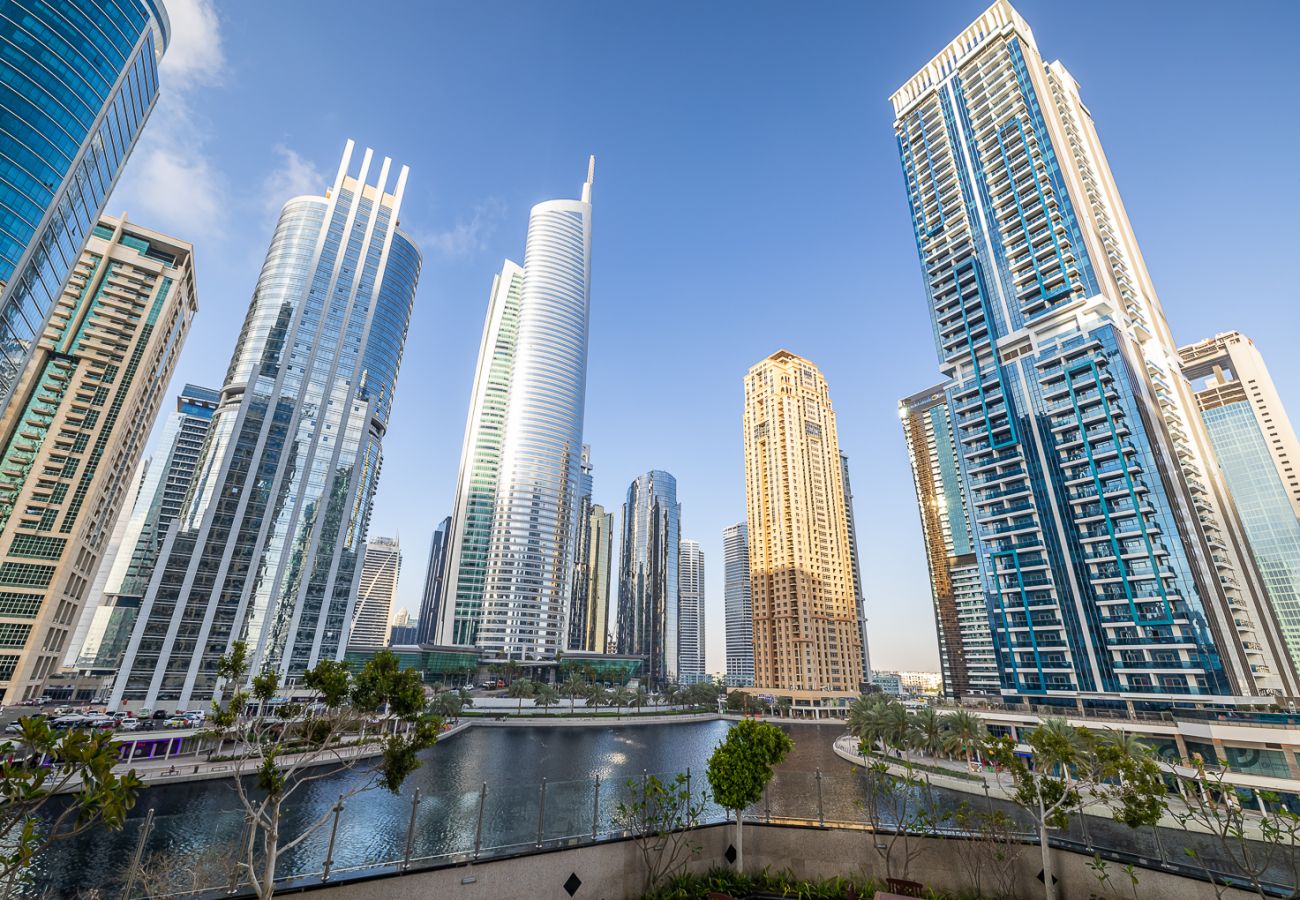 Apartment in Dubai - Stylish 1-Bedroom Apartment with Lake Views in JLT – Lake View Tower