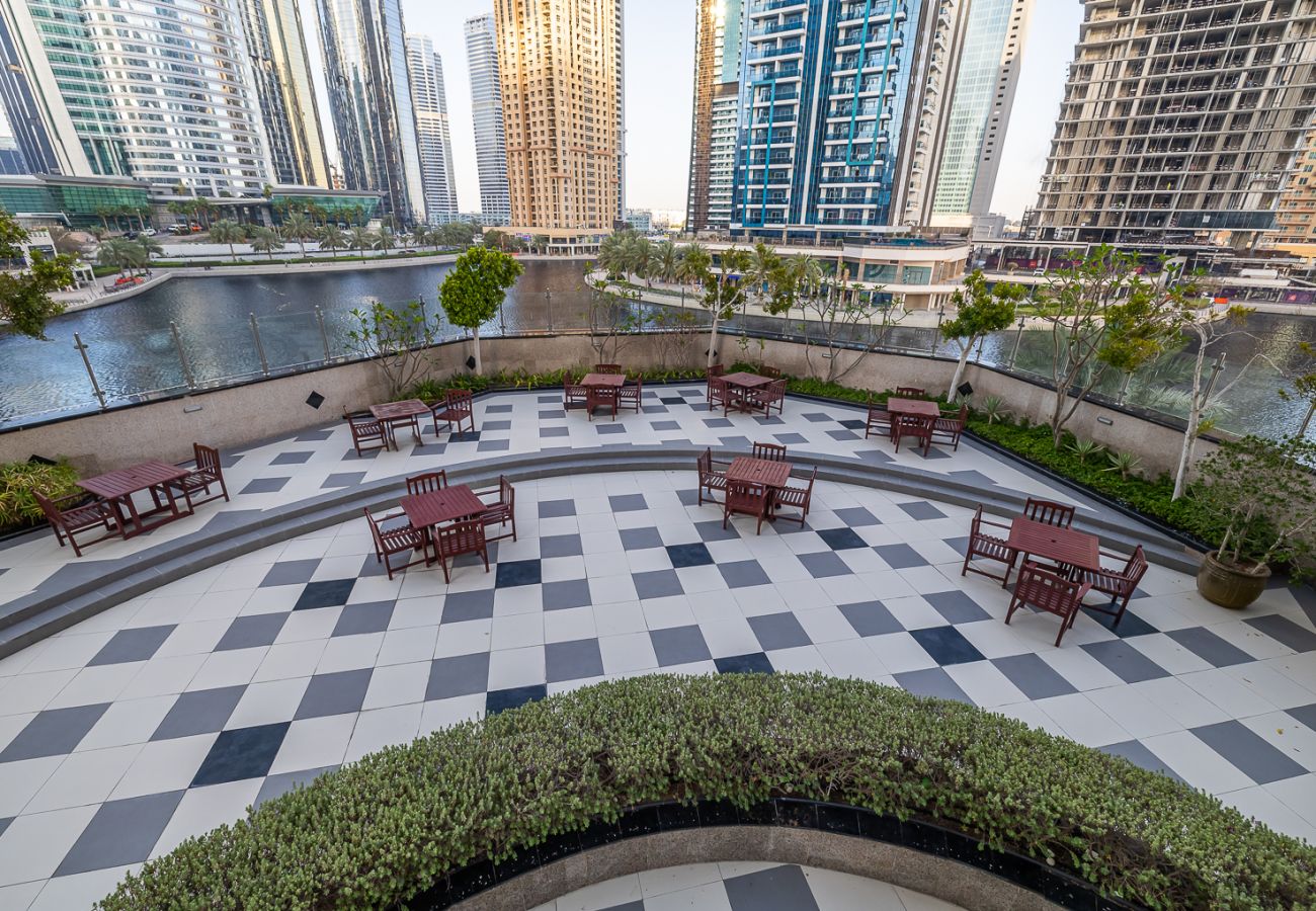 Apartment in Dubai - Stylish 1-Bedroom Apartment with Lake Views in JLT – Lake View Tower